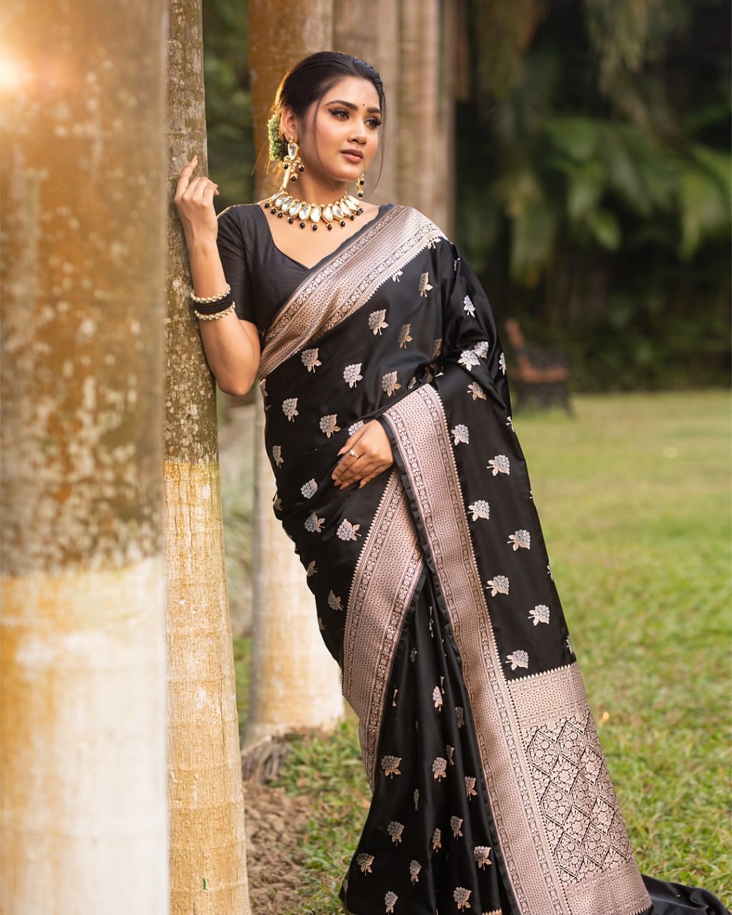 Black Banarasi Buti Silk Saree - view 3 of 5