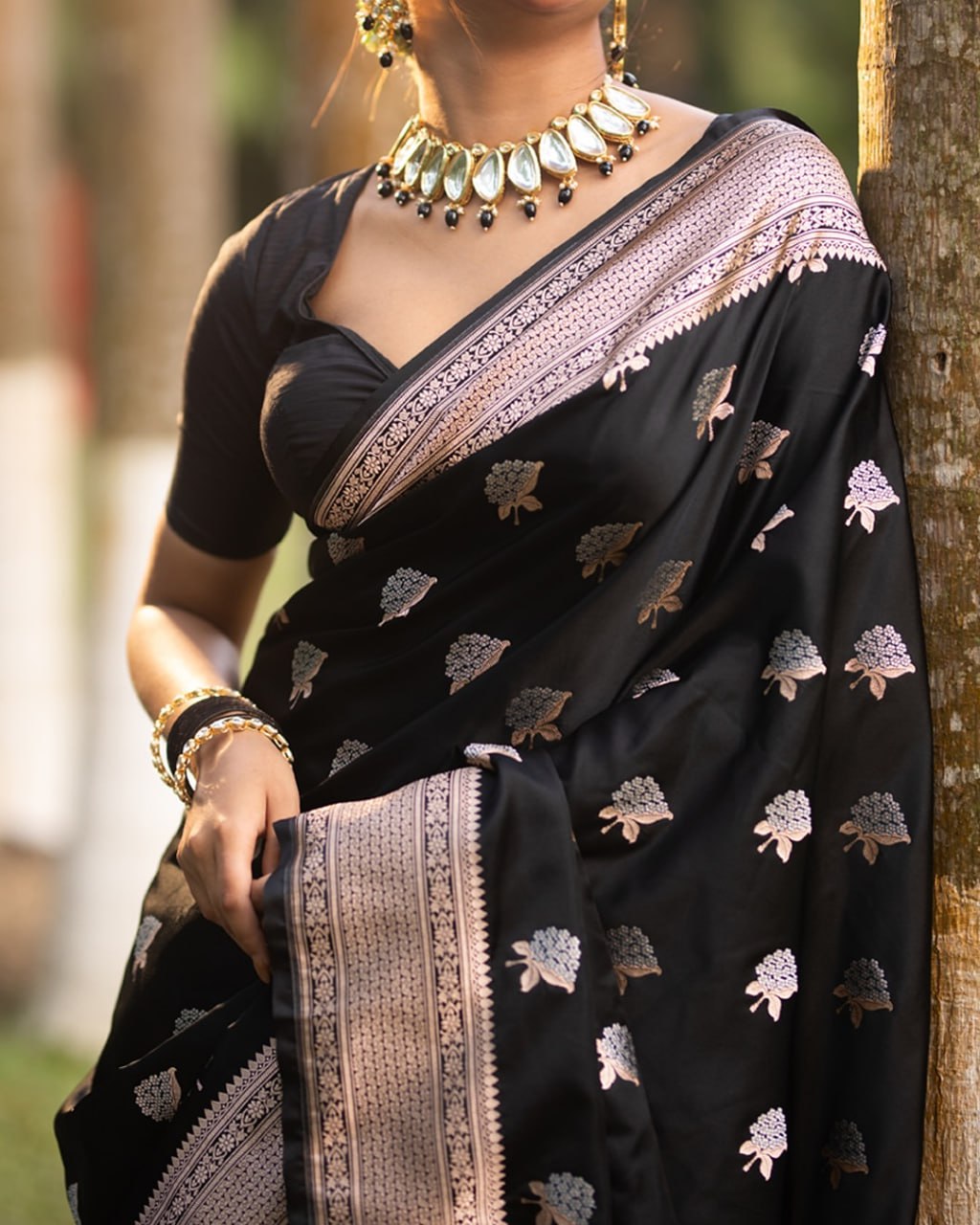 Black Banarasi Buti Silk Saree - view 4 of 5