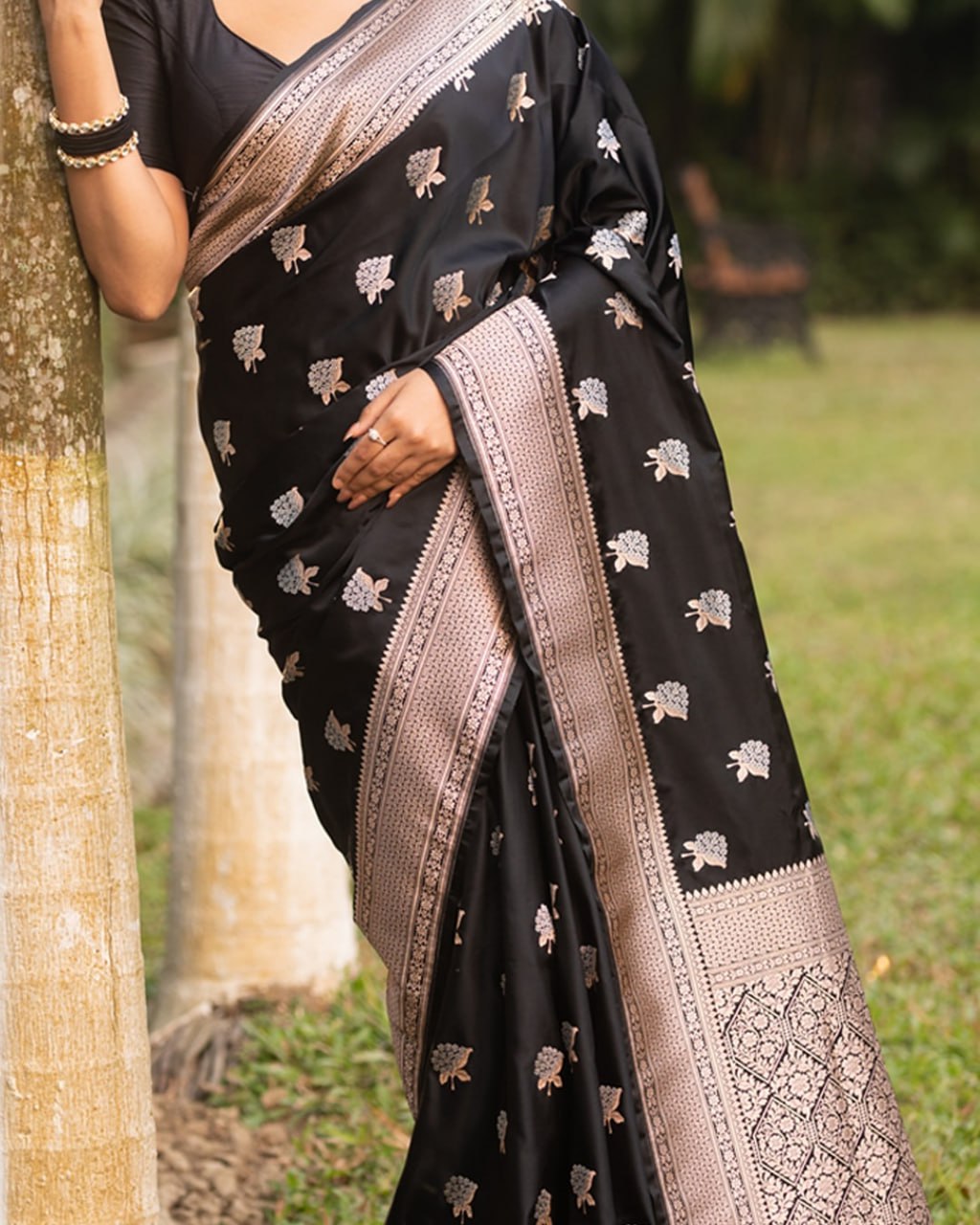 Black Banarasi Buti Silk Saree - view 5 of 5