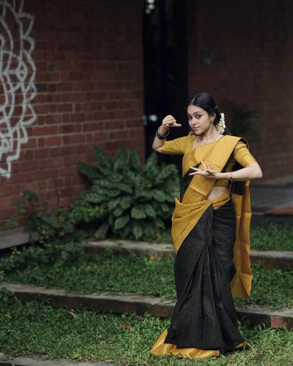 Black & Mustard Border Silk Saree - view 7 of 8