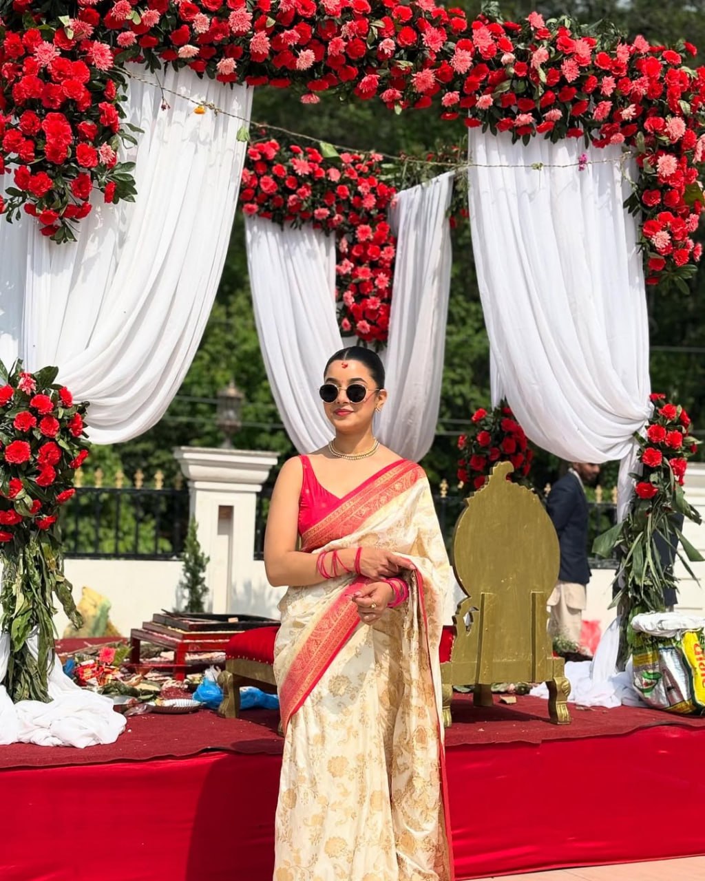 Cream & Red Floral Banarasi Silk Saree - view 2 of 8