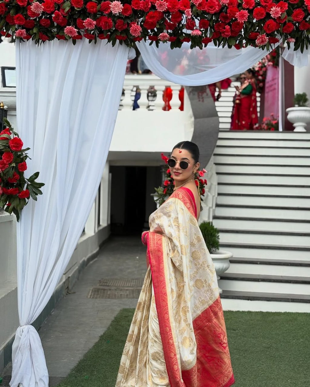 Cream & Red Floral Banarasi Silk Saree - view 3 of 8