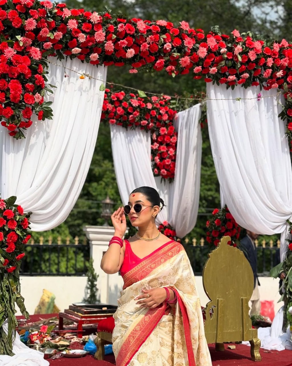 Cream & Red Floral Banarasi Silk Saree - view 4 of 8