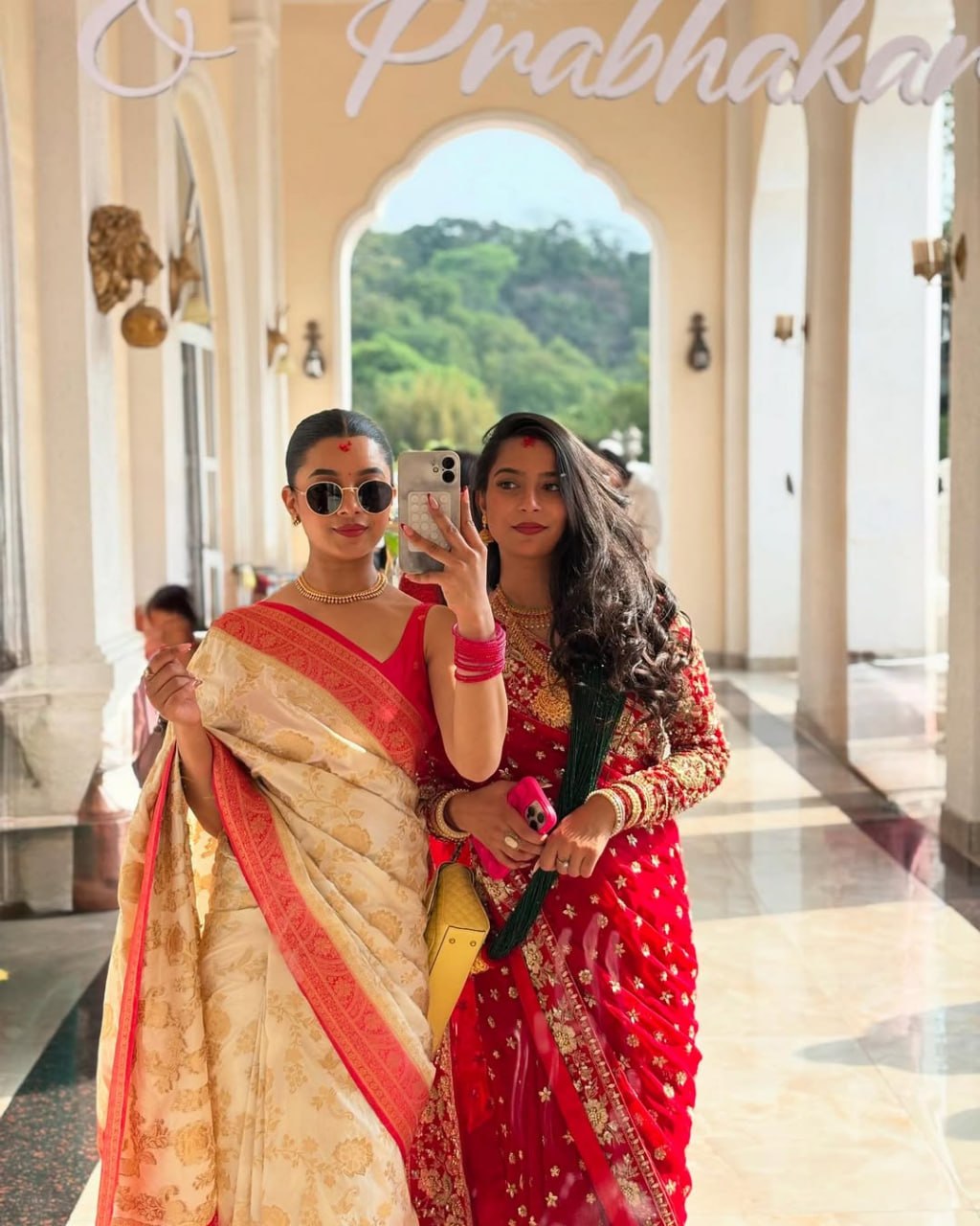 Cream & Red Floral Banarasi Silk Saree - view 5 of 8
