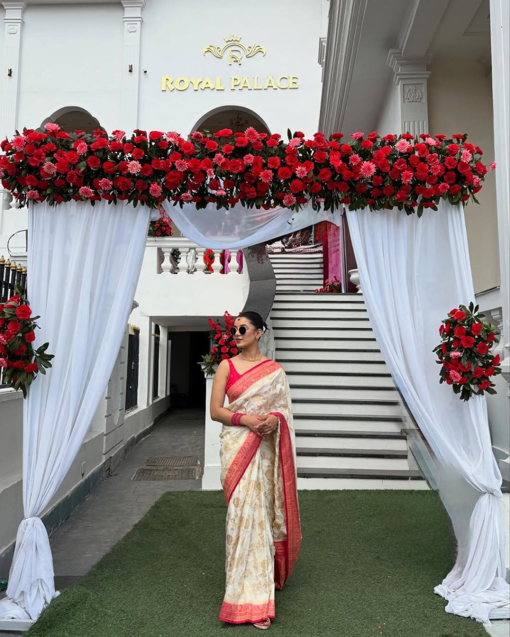 Cream & Red Floral Banarasi Silk Saree - view 6 of 8