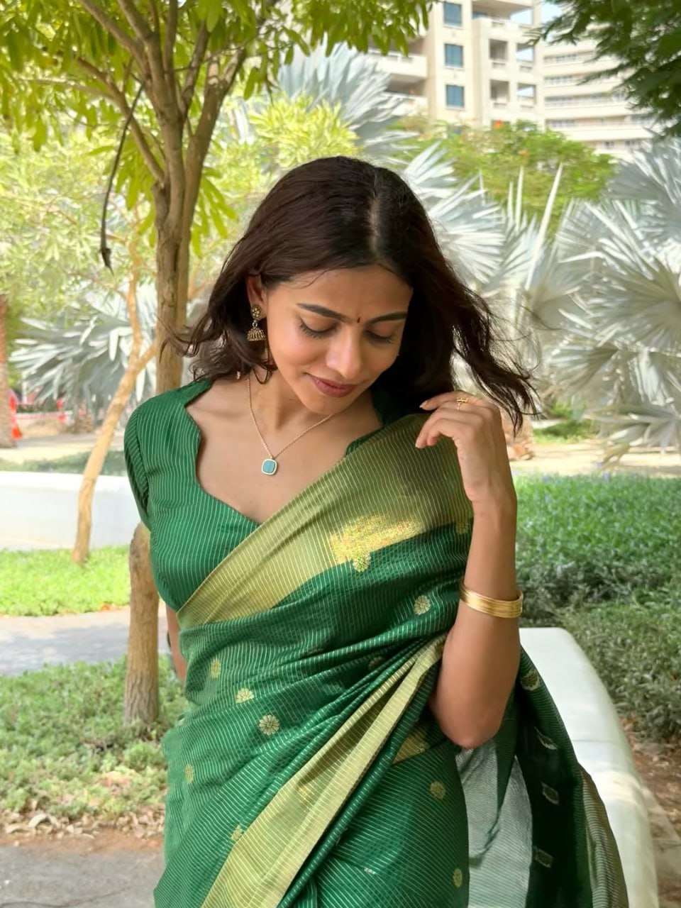 Emerald Green Buti Silk Saree - view 4 of 10