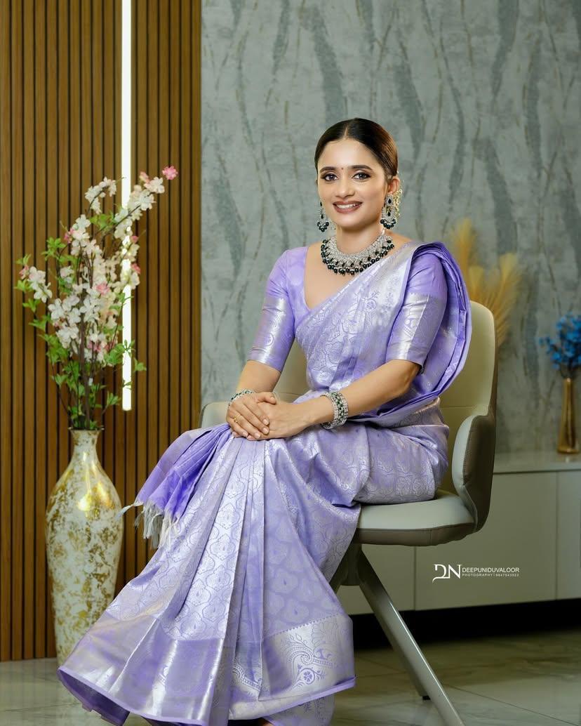 Lavender Kanjivaram Style Silk Saree - view 7 of 10