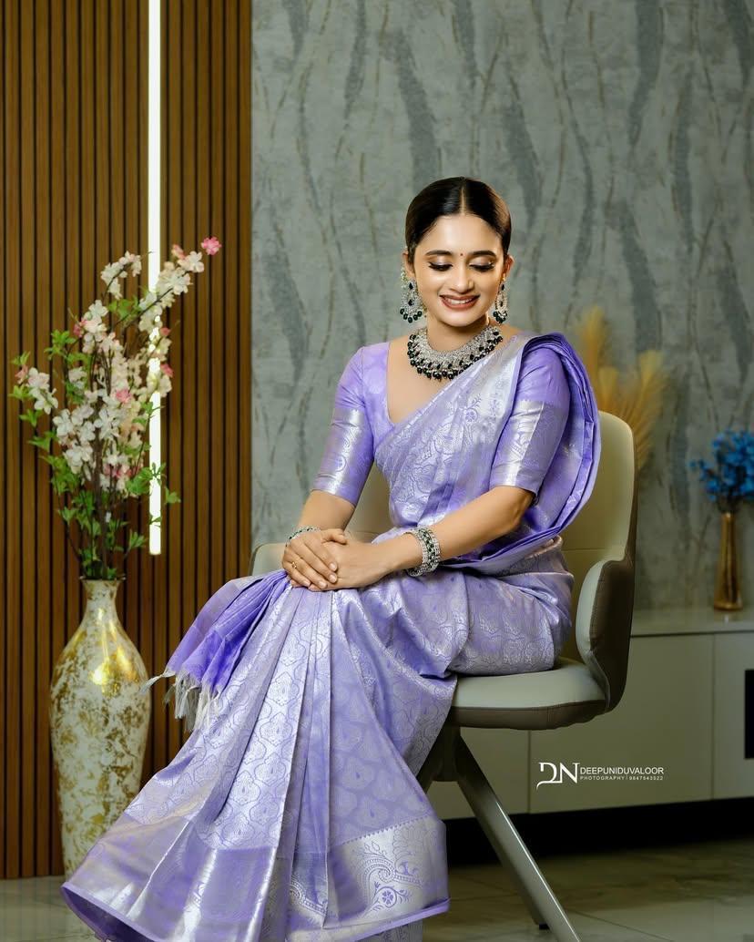 Lavender Kanjivaram Style Silk Saree - view 8 of 10