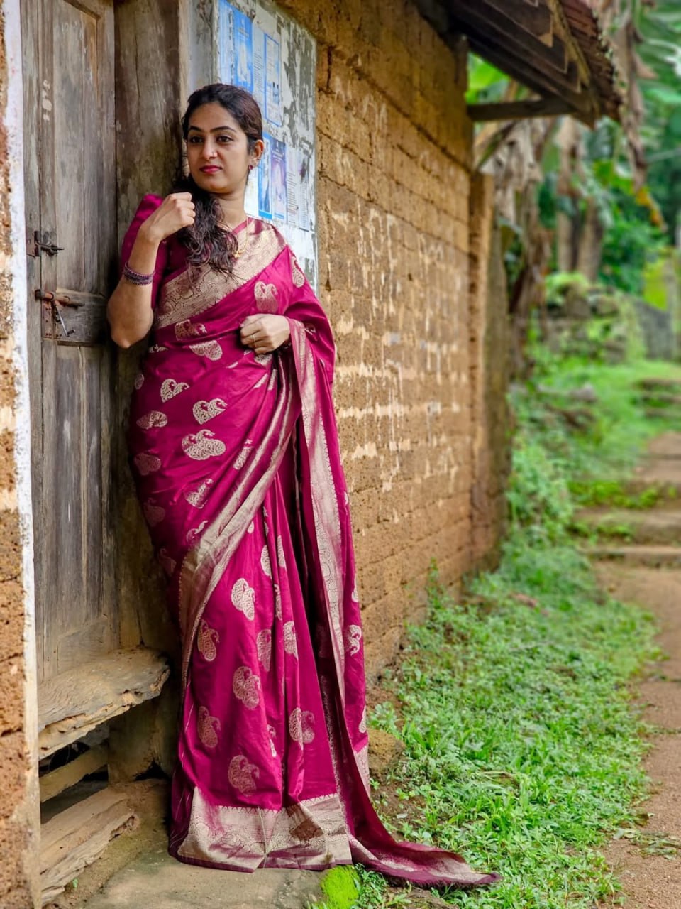 Magenta Banarasi Buti Silk Saree - view 2 of 11