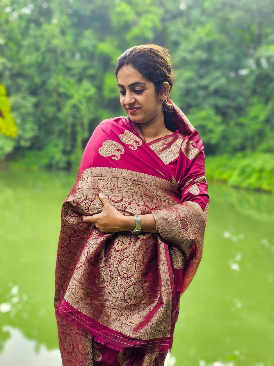 Magenta Banarasi Buti Silk Saree - view 3 of 11