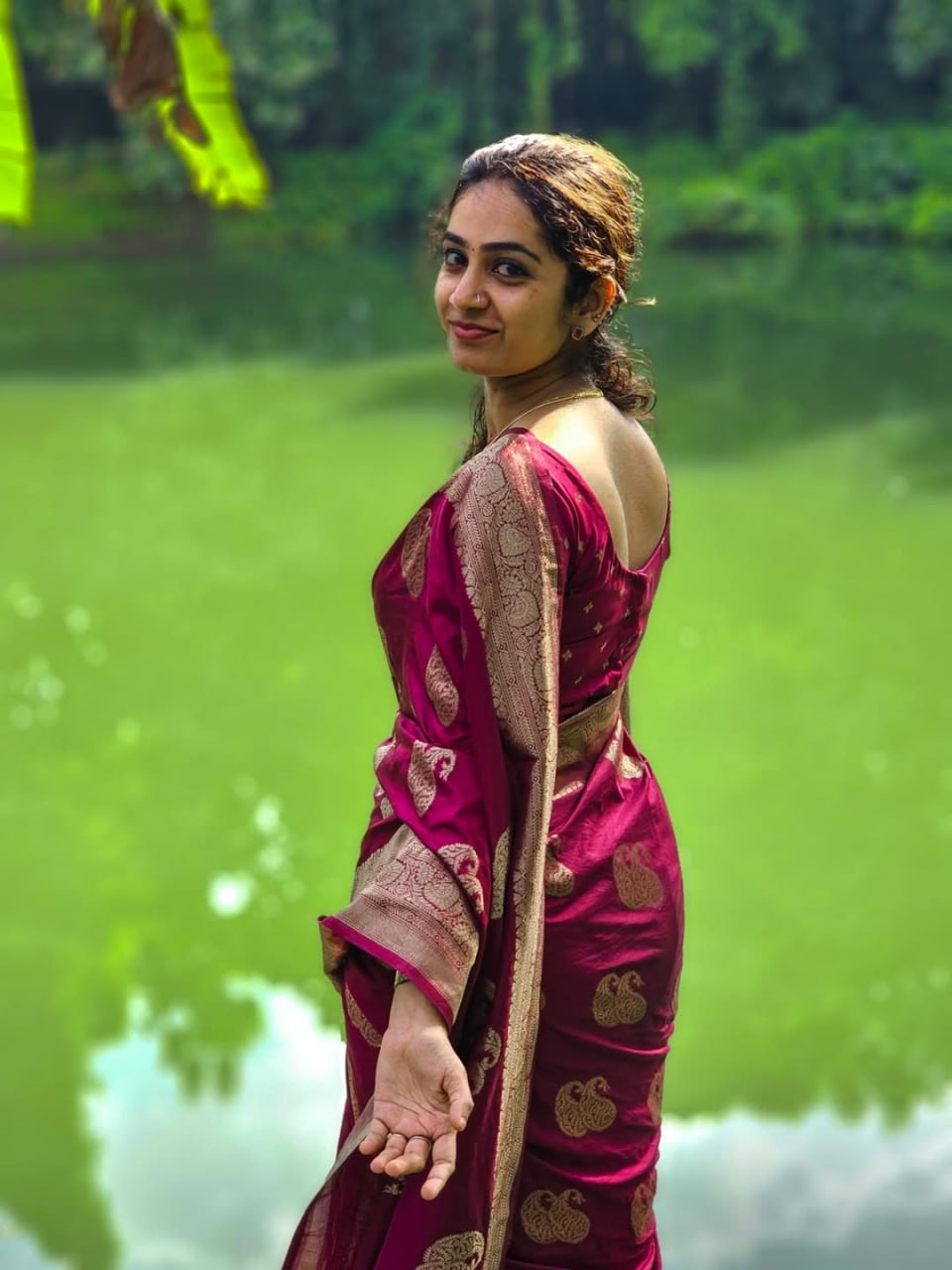 Magenta Banarasi Buti Silk Saree - view 4 of 11
