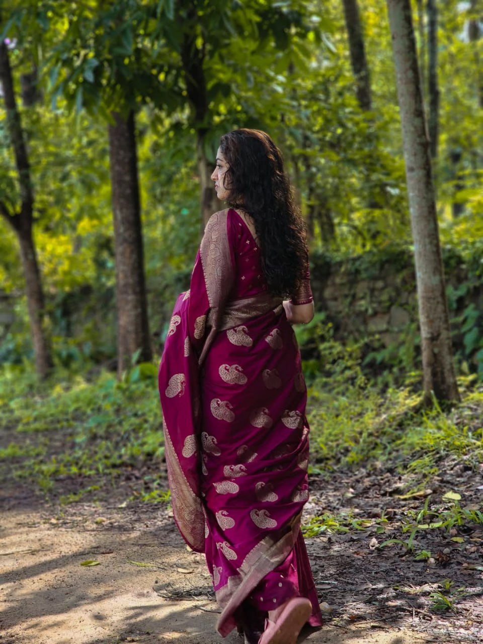 Magenta Banarasi Buti Silk Saree - view 7 of 11