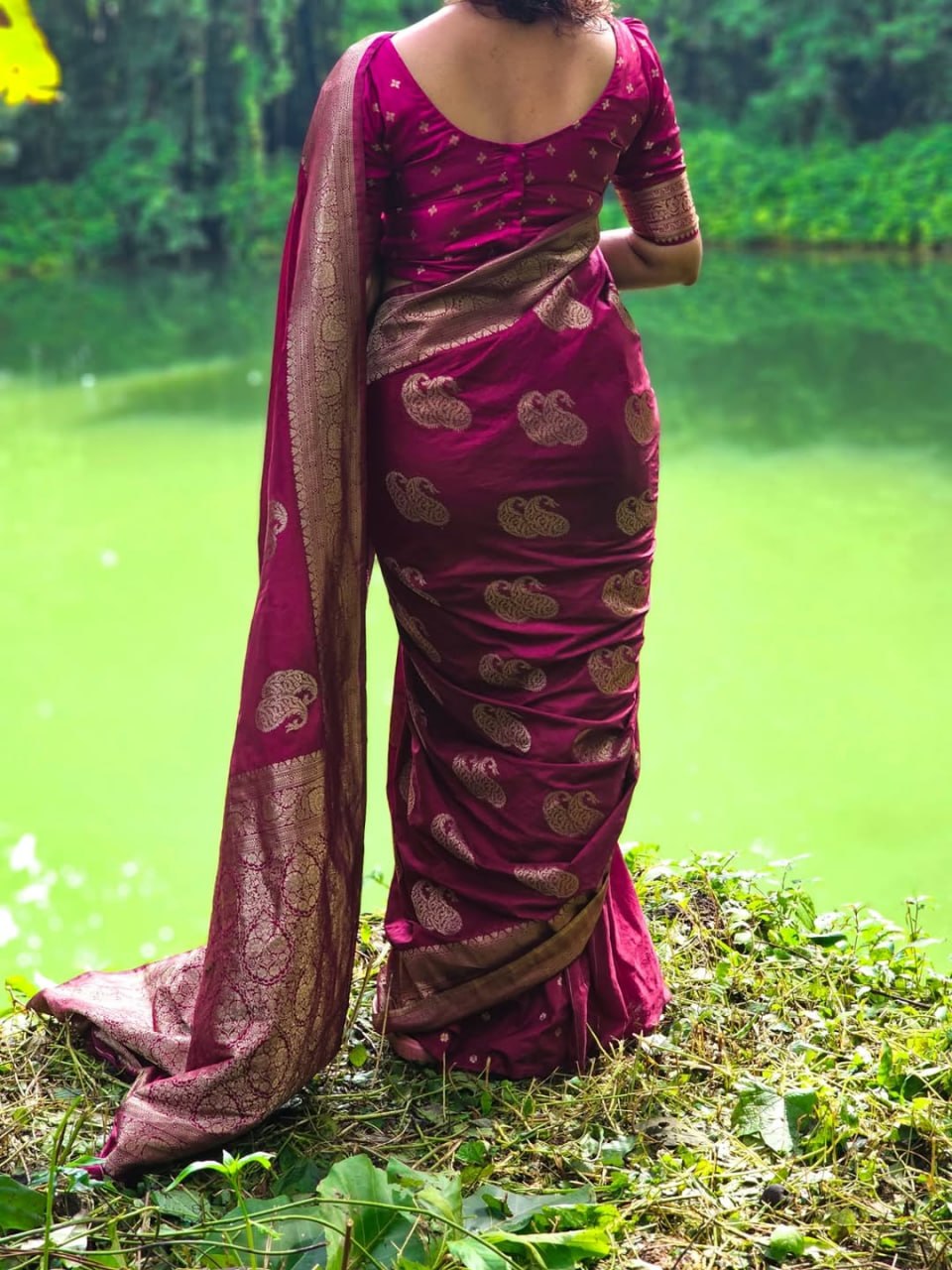 Magenta Banarasi Buti Silk Saree - view 9 of 11