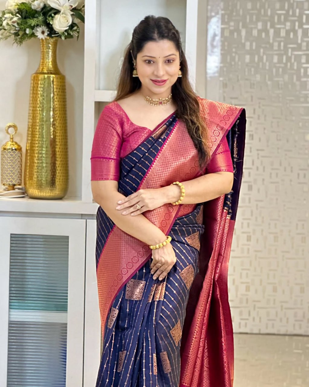 Navy Blue & Pink Kanjivaram Style Silk Saree - view 4 of 5